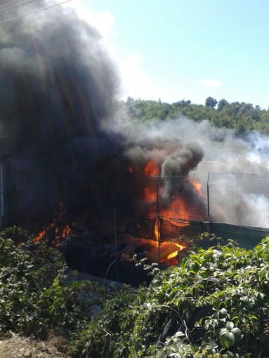 Incendio alla Sarr di Cenesi: vigili del fuoco nuovamente al lavoro