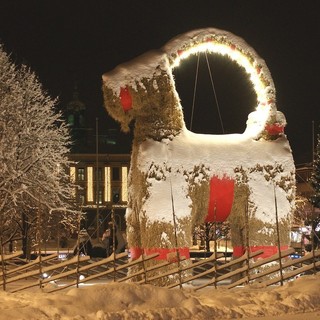 Babbo Natale a cavallo di una capra, streghe che rubano gli stracci e tutti a messa sui pattini: come si festeggia il Natale nel mondo