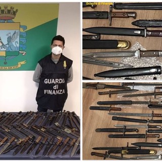 Savona, la Finanza denuncia 58enne per ricettazione e detenzione abusiva di armi: sequestrati 22 pugnali da guerra e 52 baionette
