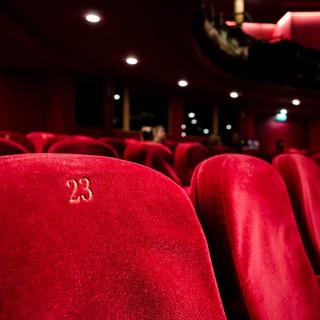 Cinema, teatri e luoghi della cultura al 100% anche al chiuso, discoteche al 50