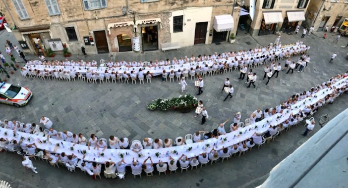 Albenga, successo di partecipazioni per la Cena in Bianco organizzata dall’associazione Vecchia Albenga e dal Comune