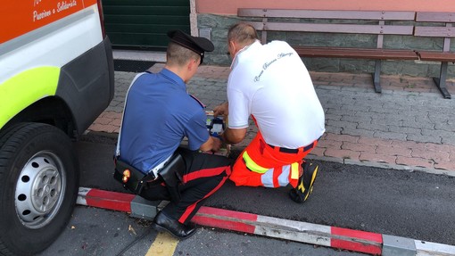 Albenga, manometteva le colonnine per la ricarica elettrica delle ambulanze con l’intento di ricaricarsi il cellulare: fermato dai carabinieri