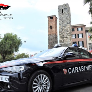 Savona, si intrufolano dentro un'abitazione, la danneggiano e tentano di rubare: arrestati dai carabinieri