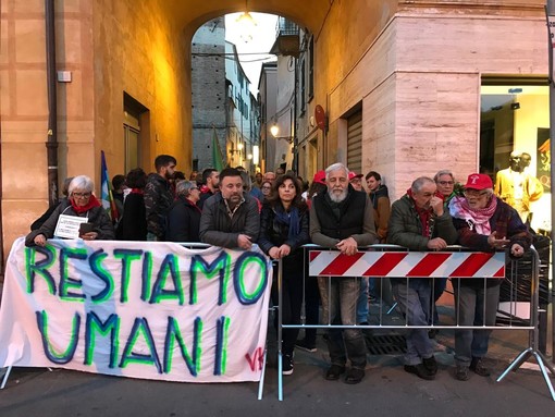 Salvini ad Albenga, i contestatori urlano: &quot;Fascista, m...&quot;