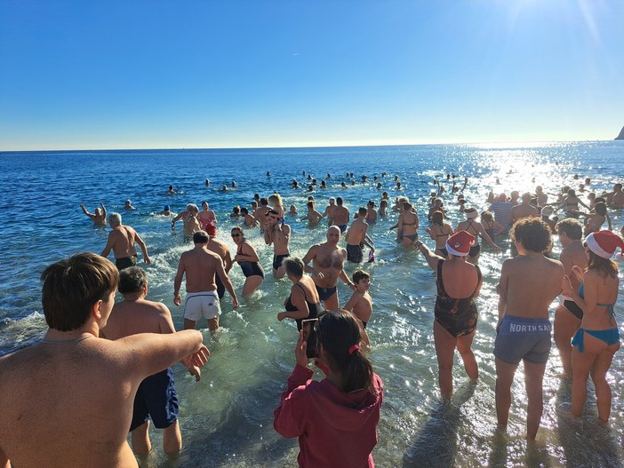 Cimento invernale di Spotorno: 222 partecipanti al tradizionale tuffo di fine anno