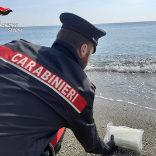 Savona, i carabinieri trovano un chilogrammo di cocaina sulla spiaggia