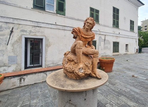 Savona, vandalizzata una statua nella piazza di Lavagnola: indagini della polizia locale (FOTO)