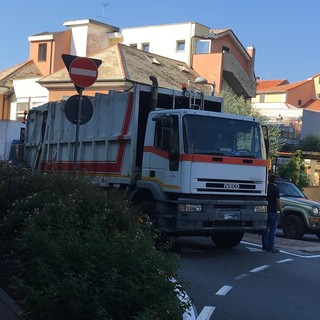 Albisola, camion in avaria all'altezza della rotonda di via Turati: traffico in tilt (FOTO e VIDEO)