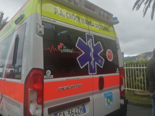 Noli, cade da un muro di 4 metri d'altezza: trasportato in codice rosso al Santa Corona