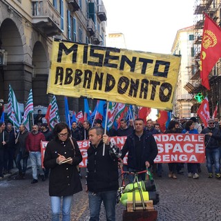 Sciopero lavoratori Piaggio, 1000 persone scendono in piazza: “Segnale forte per la salvaguardia dei posti di lavoro”