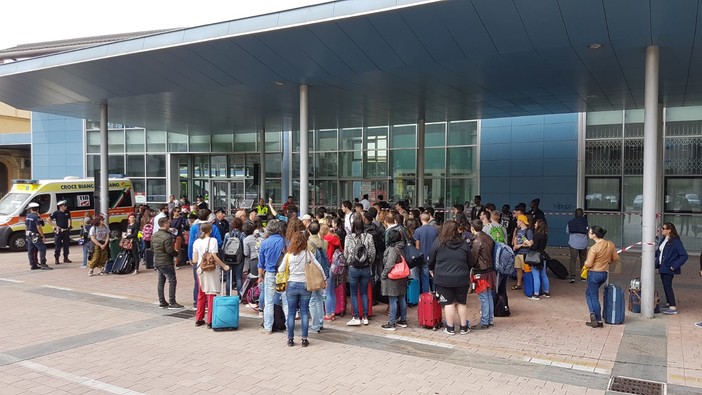 Caos dopo il deragliamento sul tratto Torino-Savona: &quot;Trenitalia ha contattato 30 aziende di trasporto su gomma, garantiti solo quattro bus&quot;