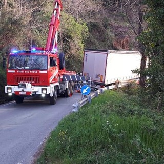 Camion disincastrato: libera la strada a Stella San Martino (FOTO)