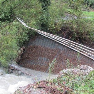 Maltempo a Quiliano, crolla un ponte in località Vaccamorta: famiglie isolate (FOTO e VIDEO)