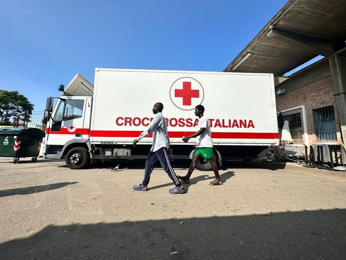 Caos accoglienza, i migranti feriti sul bus a Roma portati comunque a Torino con fratture e ferite non saturate