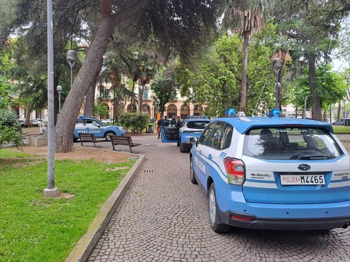 Savona, lite e rapina in Piazza del Popolo: tre arresti e una denuncia