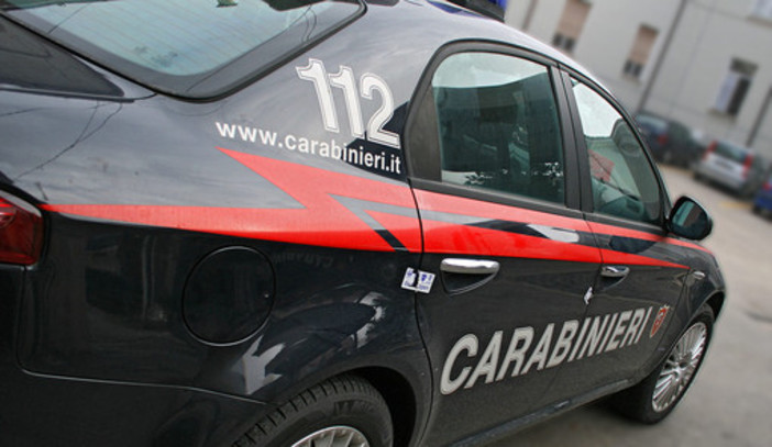 Forza la porta di uscita e colpisce il conducente: aggressione su un bus Tpl a Capo Santo Spirito