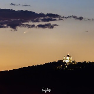 La &quot;cometa del secolo&quot; su Superga: lo scatto di Valerio Minato è uno spettacolo celestiale