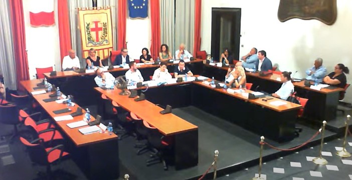 Albenga, Consiglio comunale senza intesa: la minoranza abbandona la seduta sulle modifiche al Regolamento