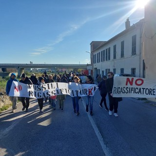 No al rigassificatore, la manifestazione da Vado a Quiliano: spuntano via Snam e via Toti e Giuliano (FOTO e VIDEO)