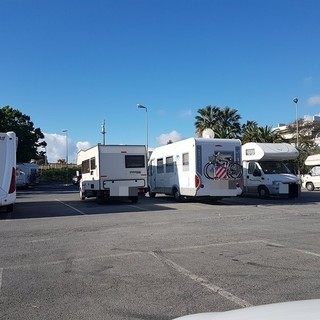 Ponte del primo maggio, turisti low cost e il ritorno dei camper in Piazza Bolla ad Albenga