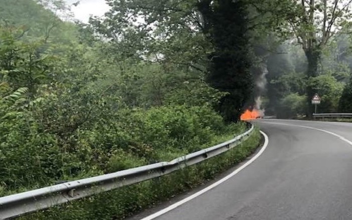 Auto prende fuoco sulla Sp 29 del Cadibona: vigili del fuoco mobilitati, disagi al traffico