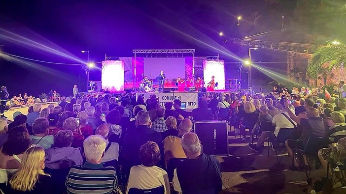 Borghetto S. Spirito: piazza Pelagos gremita per il concerto del tenore Davide Pastorino