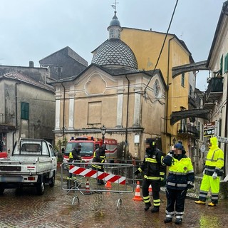 Toirano, cede la pavimentazione stradale in via Braida: area transennata (FOTO)