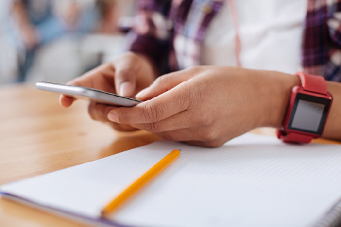 Scuola, il ministero ribadisce il divieto all'utilizzo di cellulari in classe: &quot;Mancanza di rispetto verso i docenti&quot;