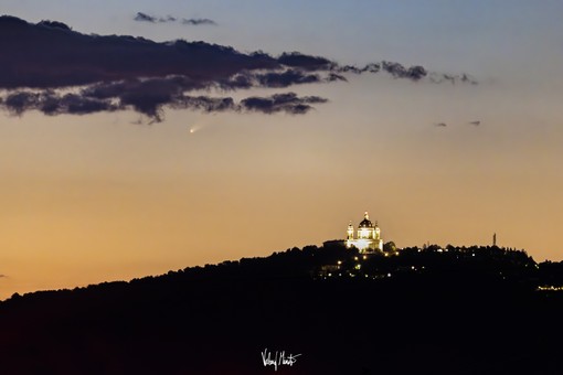 La &quot;cometa del secolo&quot; su Superga: lo scatto di Valerio Minato è uno spettacolo celestiale