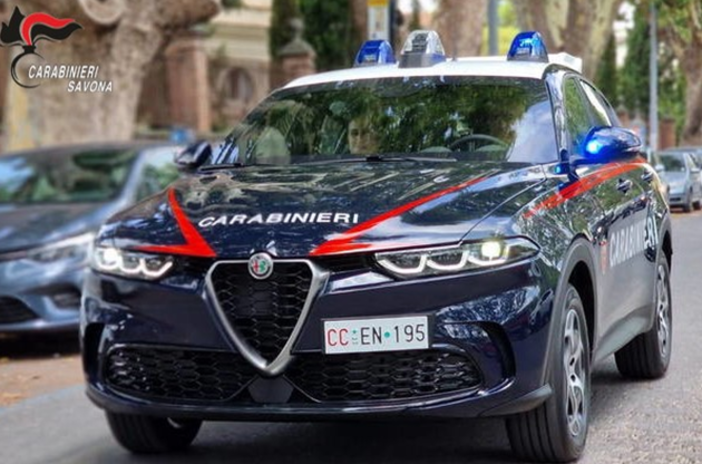 Rubano carte di credito da un'auto e le utilizzano in alcuni negozi: due arresti a Spotorno