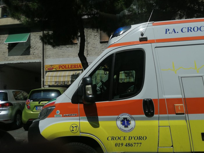 Scontro tra una bici e uno scooter a Savona, in Corso Vittorio Veneto: due feriti in codice giallo
