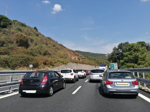 Manifestazione al porto di Genova, traffico in tilt sulla A10