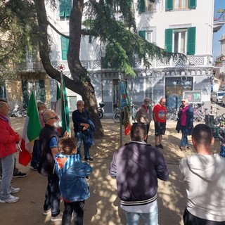 Il ciclista della Memoria Giovanni Bloisi fa tappa a Savona: &quot;Studio la storia in sella alla mia bici&quot; (FOTO e VIDEO)