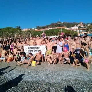 Tra i 213 cimentisti anche il sindaco di Finale Ligure al Cimento della befana (FOTO E VIDEO)