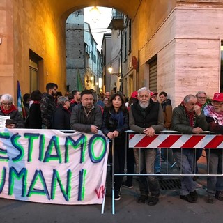 Salvini ad Albenga, i contestatori urlano: &quot;Fascista, m...&quot;