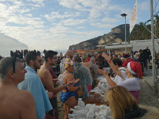 Divertimento e solidarietà nelle festività natalizie della &quot;Compagnia di San Pietro&quot; con attenzione ai finalesi più bisognosi