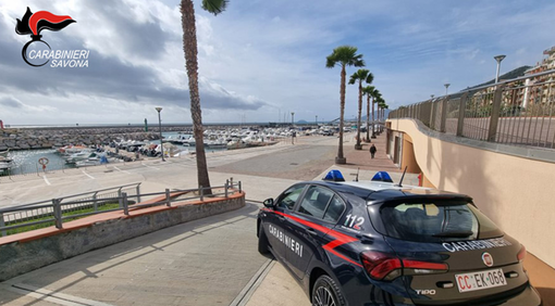 Pietra, ruba zaini e cellulari in spiaggia: 24enne torinese denunciato dai carabinieri