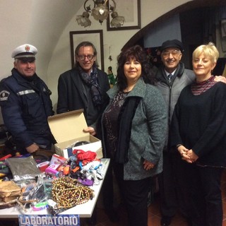 Albenga, lotta all'abusivismo commerciale: consegnata all'associazione ANT la merce sequestrata dalla polizia municipale