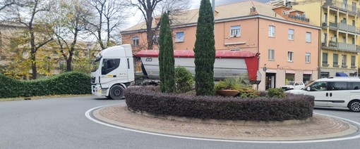 Guasto ad un camion nella rotonda di Corso Mazzini ad Albisola: traffico in tilt