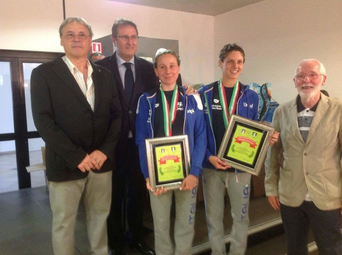 ella foto in alto la premiazione di Linda Cerruti e Costanza Ferro con da sinistra Floriano Premoselli vice presidente UNVS sezione Roggero di Savona, Roberto Pizzorno presidente UNVS sezione Roggero di Savona e Delegato Provinciale Coni Savona, Costanza Ferro, Linda Cerruti, Ambrogio Zaro consigliere UNVS sezione Roggero di Savona e delegato provinciale FIN Savona