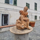 Savona, vandalizzata una statua nella piazza di Lavagnola: indagini della polizia locale (FOTO)