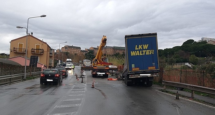 Savona, autoarticolato perde rimorchio in corso Svizzera: disagi al traffico (FOTO)