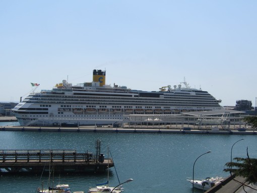 Savona, la Costa Fascinosa stazionata in porto allarma il Comitato Porto Elettrico: &quot;In pieno agosto non possiamo tenere le finestre aperte&quot;