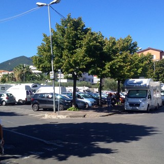 Camper parcheggiati in strada ad Albenga, il sindaco: “Non è vietato, ma facciamo lavorare i campeggi”