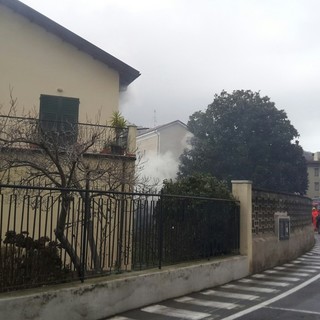 Villa distrutta dalle fiamme a Finalborgo: amico e pompieri eroi salvano un anziano e un cane