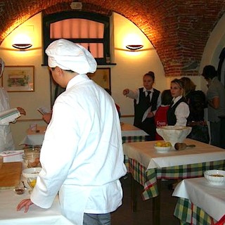 La tradizione dei canestrelli della confraternita di S. Maria Maddalena diventano materia di studio per gli studenti laiguegliesi