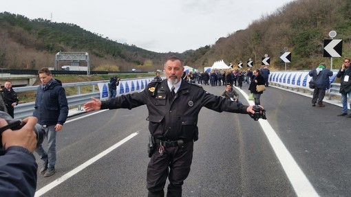 Riapre l'A6 Savona-Torino, l'uomo che ha fermato le auto il giorno del crollo: &quot;Una grande emozione attraversarlo a piedi&quot; (VIDEO)