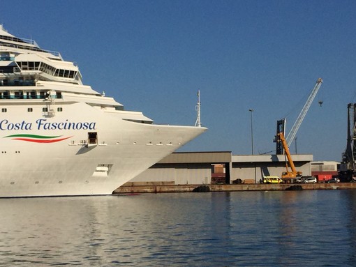 Savona, ritorna in porto la Costa Fascinosa, trasportata una donna in codice rosso al San Paolo