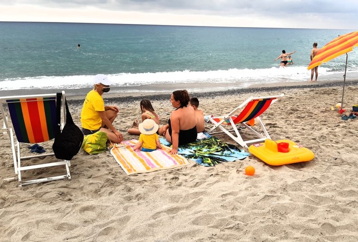 Pietra, al via i controlli sulle spiagge libere: attenzione rivolta al distanziamento e al fenomeno dei 'bagnanti fantasma' (FOTO)