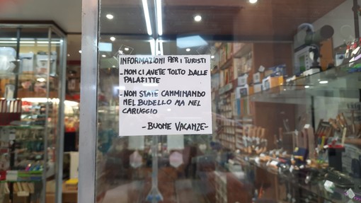 Varazze, cartello ironico per i turisti in un negozio: &quot;Non state camminando nel budello ma nel caruggio&quot;